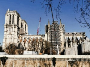 2019年巴黎圣母院被大火夷为平地，为今天的《每日文摘》报道