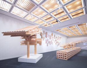 在日本协会举行的木材画廊展览的室内展览照片