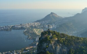 巴西的基督雕像若隐若现，今天每日文摘的一部分