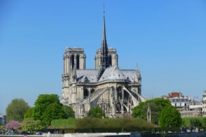 火灾前的巴黎圣母院，中间有一个高高的尖顶