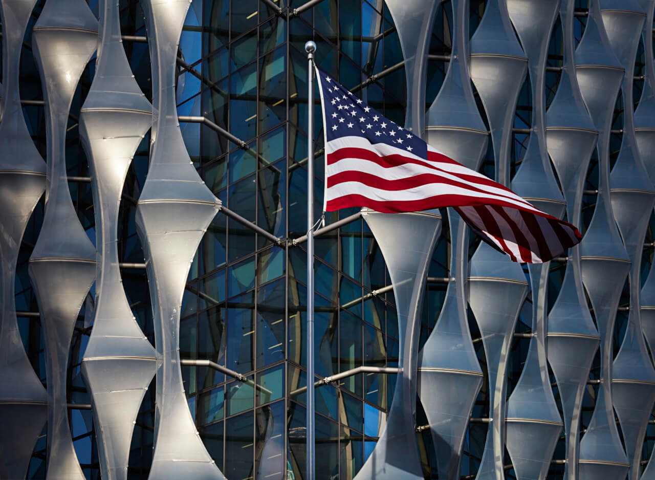 美国大使馆外立面的美国国旗