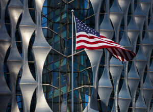 悬挂美国国旗的美国大使馆外立面