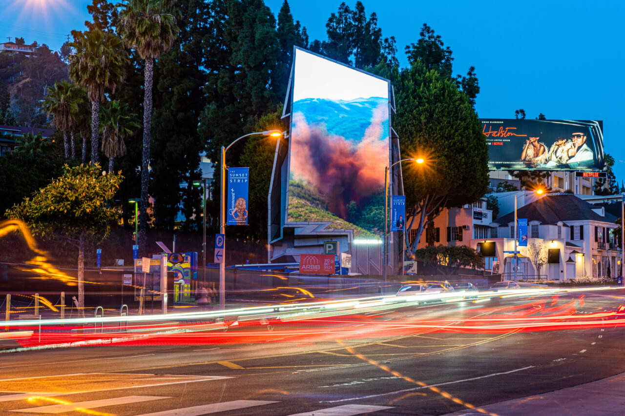 威斯科姆日落奇观的LED广告牌上的森林场景爆炸的艺术品