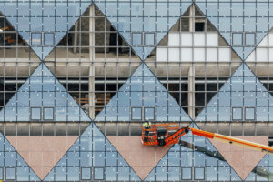 一名工人在伦敦设计区安装三角形窗户