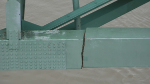 埃尔南多·德索托大桥钢架上的大裂缝
