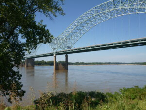 一座横跨密西西比河的桥，埃尔南多·德索托大桥