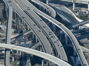休斯顿高速公路上的车道杂乱无章，将根据NHHIP进行扩建