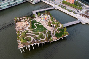 小岛，一个由混凝土桥墩支撑的方形景观，从第11大道伸入河中