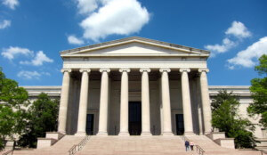 一座带有圆柱的新古典主义建筑，一座美国美术委员会有权管辖的首都建筑