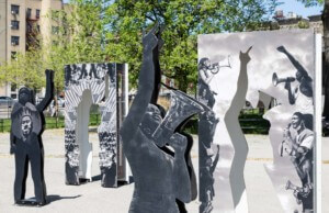 一组胶合板雕刻的代表抗议者的人物