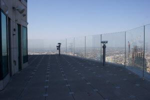 从摩天大楼的室外观景台俯瞰，下面是滑梯