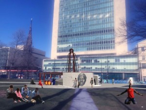 设计渲染的纪念碑哈丽特塔布曼与市中心摩天大楼的背景