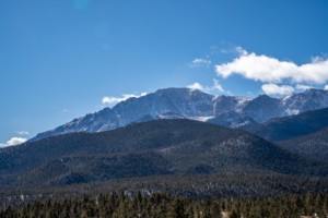 科罗拉多州一座咆哮的山脉，很快就成为詹姆斯·特瑞尔装置的家园