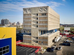 倍耐力的建筑是一个狭长的矩形混凝土建筑，俯瞰着一条高速公路