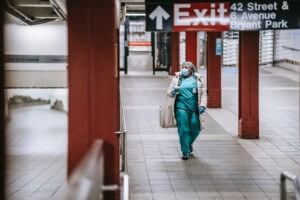 一位女士走在纽约的地铁系统里