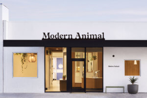 在一家叫现代动物的兽医诊所前面