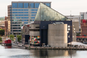 巴尔的摩的国家水族馆，顶部有一个突出的三角形玻璃