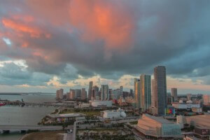 迈阿密的天际线，受到海平面上升的威胁