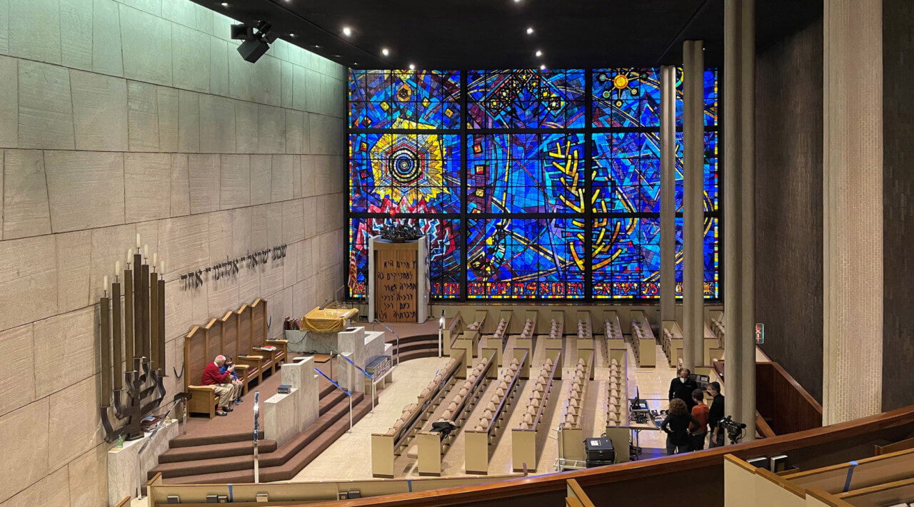 在芝加哥卢普犹太教堂里，看着一扇大窗户
