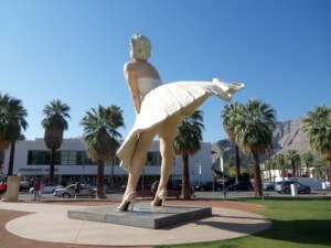 一座26英尺高的玛丽莲·梦露雕像，她的裙子被吹起来了