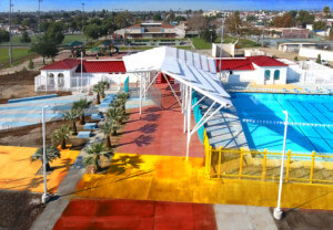 鸟瞰图的一个彩色游泳池综合，阿尔金萨顿泳池