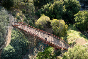 峡谷上的桥的航拍图像