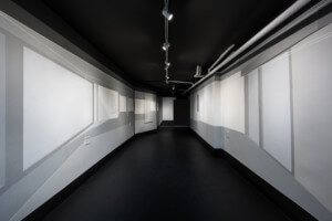 向下看一个长长的狭窄的画廊为线神秘:绘画建筑