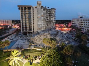 迈阿密的一座塔楼在黎明时分倒塌，现场急救人员正在现场