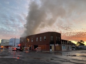 一幢两层楼的建筑冒出浓烟