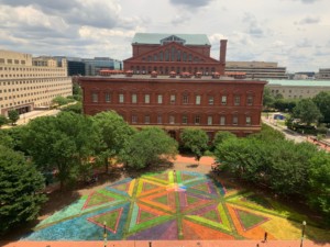 华盛顿一座历史建筑外的大型草坪壁画，未来将是夏季街区派对系列的举办地