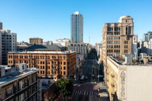 洛杉矶市中心历史街区建筑物的俯视图，以及百老汇的新Perla