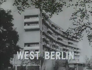 电视上柏林住宅开发的黑白屏幕截图