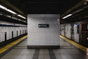 纽约地铁站台、nft市场和明尼阿波利斯都在今天的每日文摘中