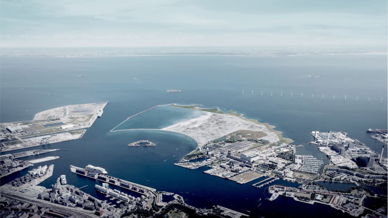 斯德哥尔摩的航拍照片，海湾里有一座岛屿