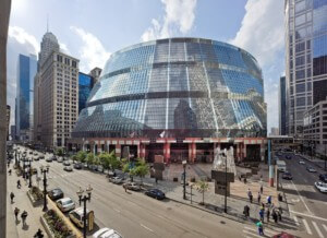一个未来主义玻璃建筑的外观在一个城市，汤普森中心