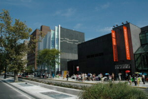 纽约市博物馆综合大楼，从街上看到布朗克斯艺术博物馆的人们聚集在外面