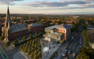 带有公共广场的建筑的空中效果图，未来的纽瓦克社区博物馆