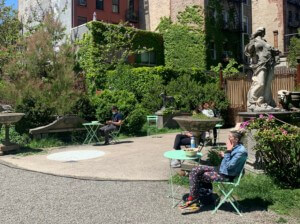 一个女人坐在伊丽莎白街花园