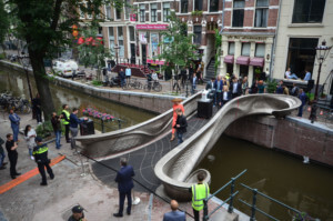 贵宾们聚集在阿姆斯特丹一座3d打印桥梁的开幕式上