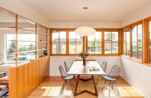 SHED建筑与设计公司用木镶板翻新的房屋内部