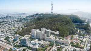 帕纳萨斯研究与学术大楼，位于旧金山一座大山脚下的医学校园鸟瞰图
