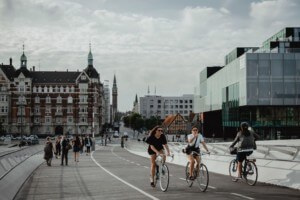 人们骑自行车的哥本哈根天际线