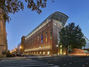 华盛顿特区的圣经博物馆被迫将12000件被掠夺的文物归还给伊拉克。博物馆的建筑是砖砌的，顶部是玻璃