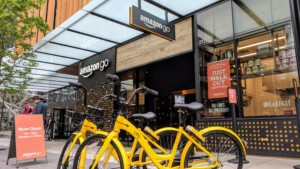 亚马逊便利店的外观，亮黄色的自行车停在前面