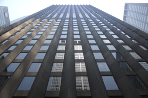 哥伦比亚广播公司大楼，或黑岩大楼，有垂直的条纹