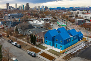 丹佛郊区的鸟瞰图，前景为蓝色建筑