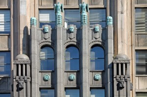 历史悠久的摩天大楼上雕塑般的立面装饰