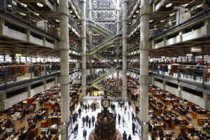 在为伦敦劳合社设计的金融大楼中，一个高耸的未来主义中庭空间