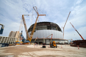 一个正在建设的球形建筑，MSG球