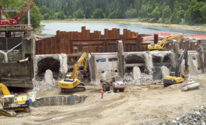 工人们正在拆除河上的水坝